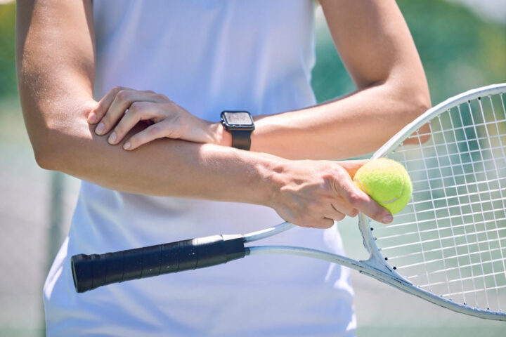 Dolore al gomito durante il gioco del tennis (epicondilite)